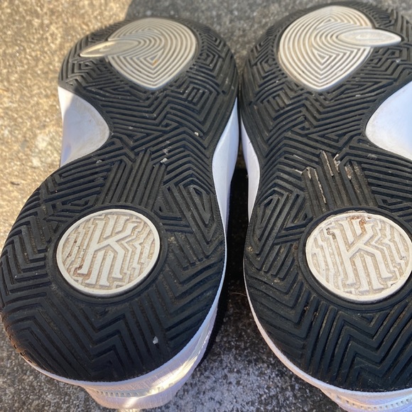 Nike Kyrie Basketball Sneakers - Picture 9 of 10